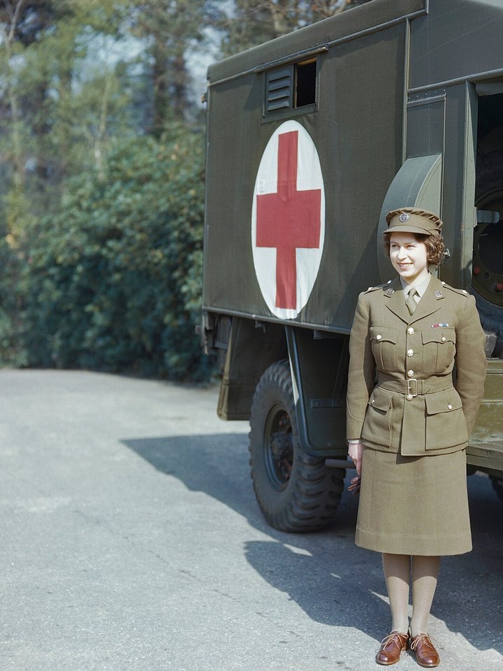 Isabel II, lo más joven, 1945, 19 años. ATS