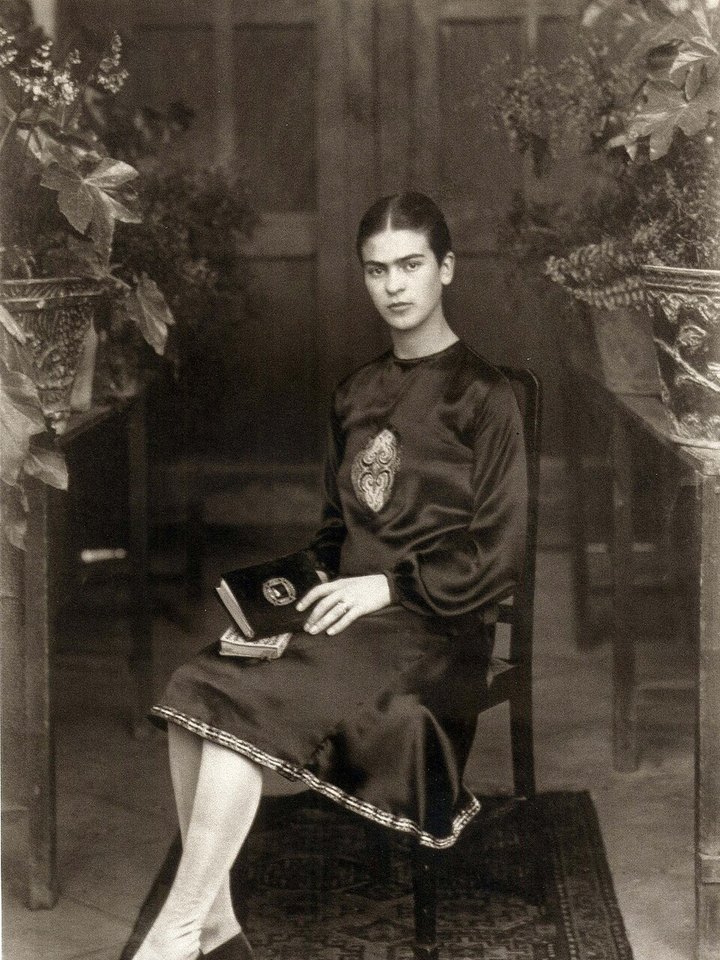 Frida Kahlo, lo más joven, 1926, 19 años. Retrato