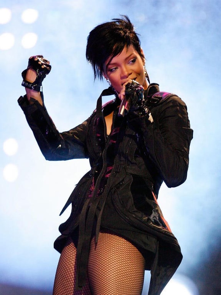 Rihanna, lo más joven, 2005, 17 años. Music of the Sun